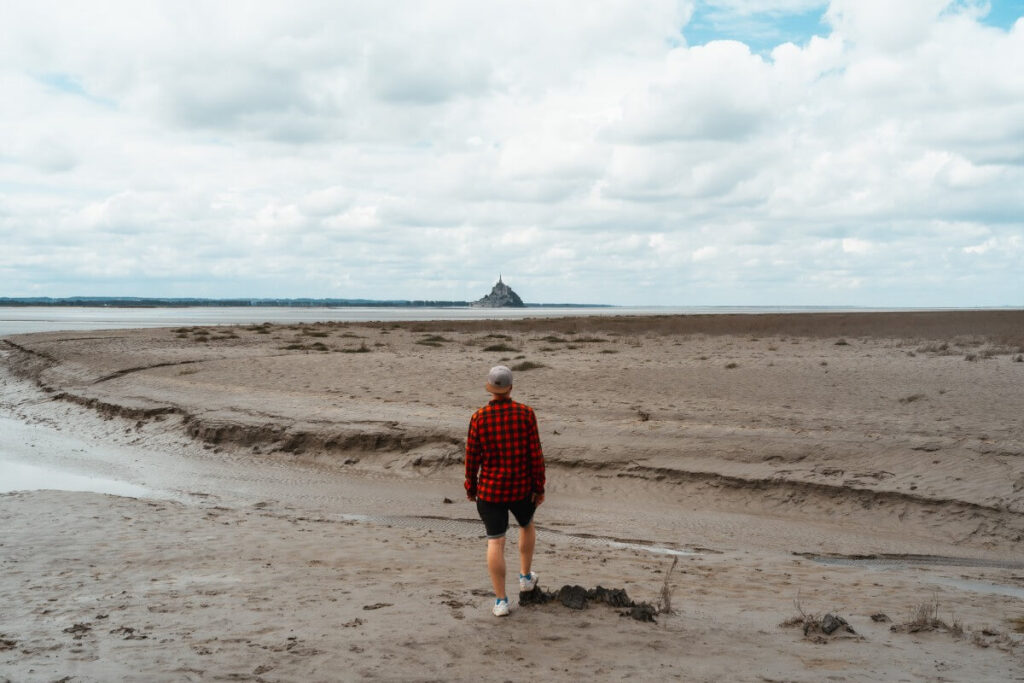 Wanderer im Wattenmeer vom Mont Sain.t-Michel