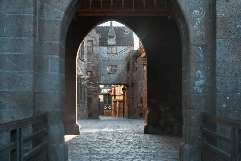 Leere Gassen im Dorf des Mont Saint-Michel