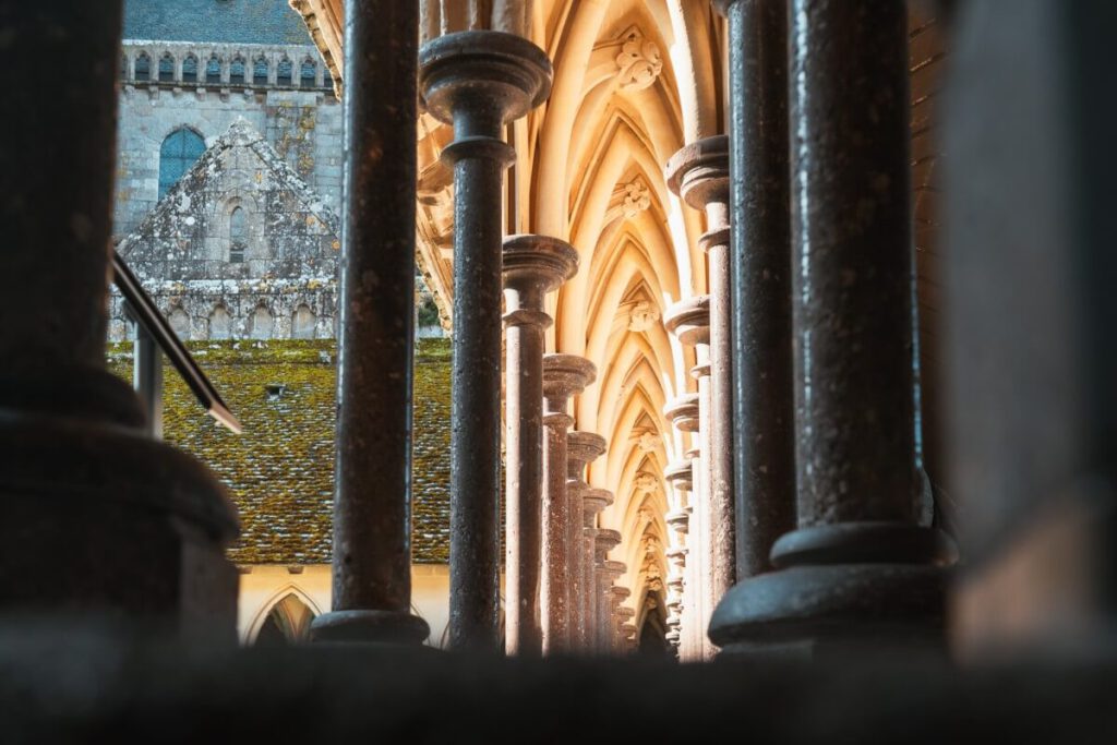 Rundbögen im Innenhof des Mont Saint-Michel