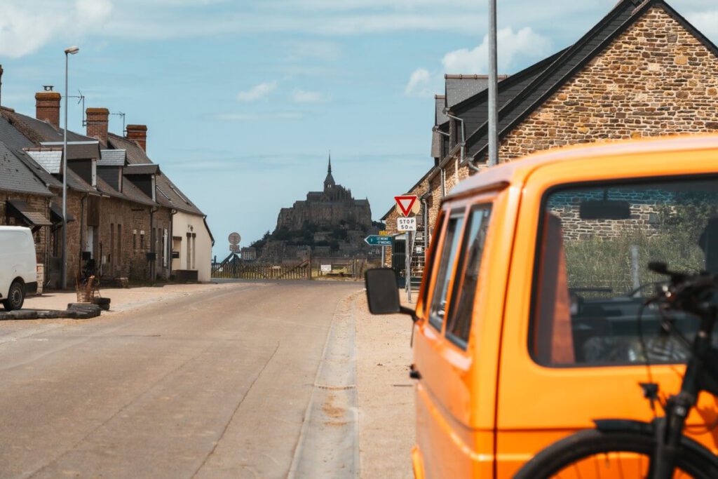 Van steht im Dorf La Rive am Mont Saint-Michel