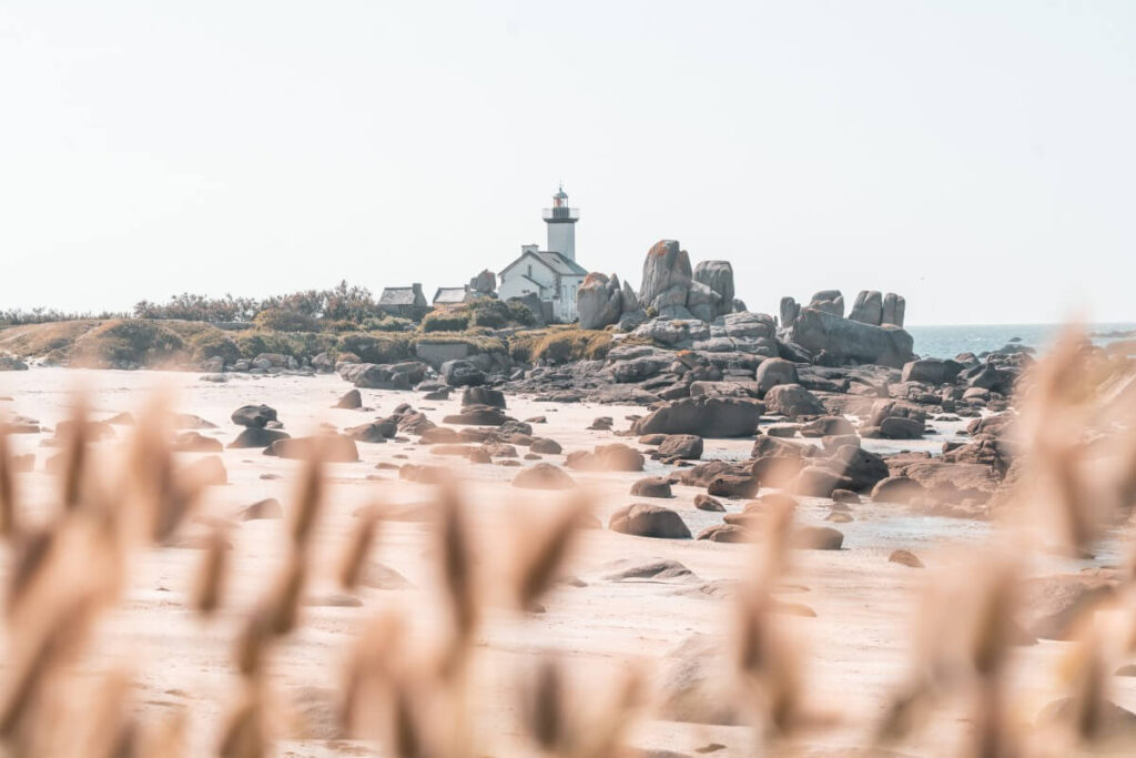 Leuchtturm Phare De Pontusval am Strand