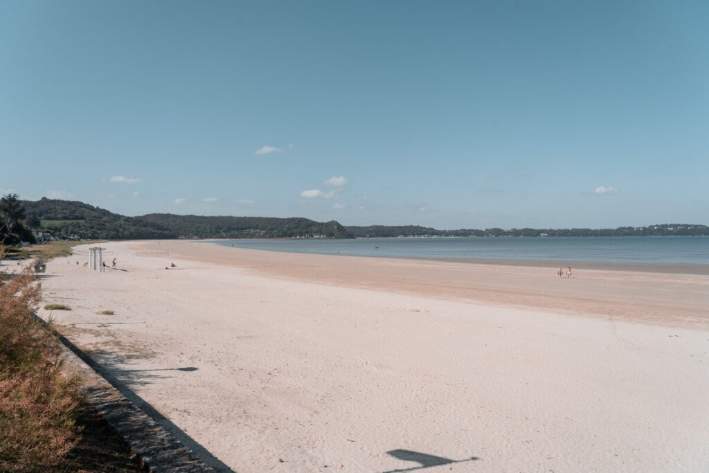 Der weite Strand Plage de Saint Michel-en-Greve in der Bretagne