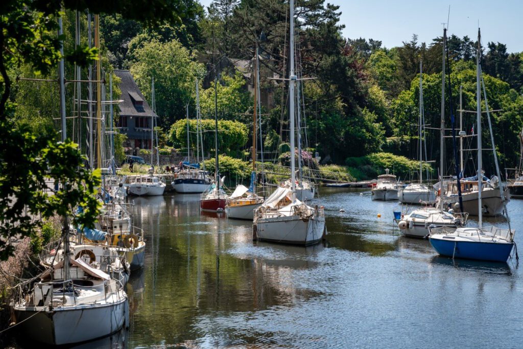 Boote ankern idyllisch im Hafen von Pont-Aven