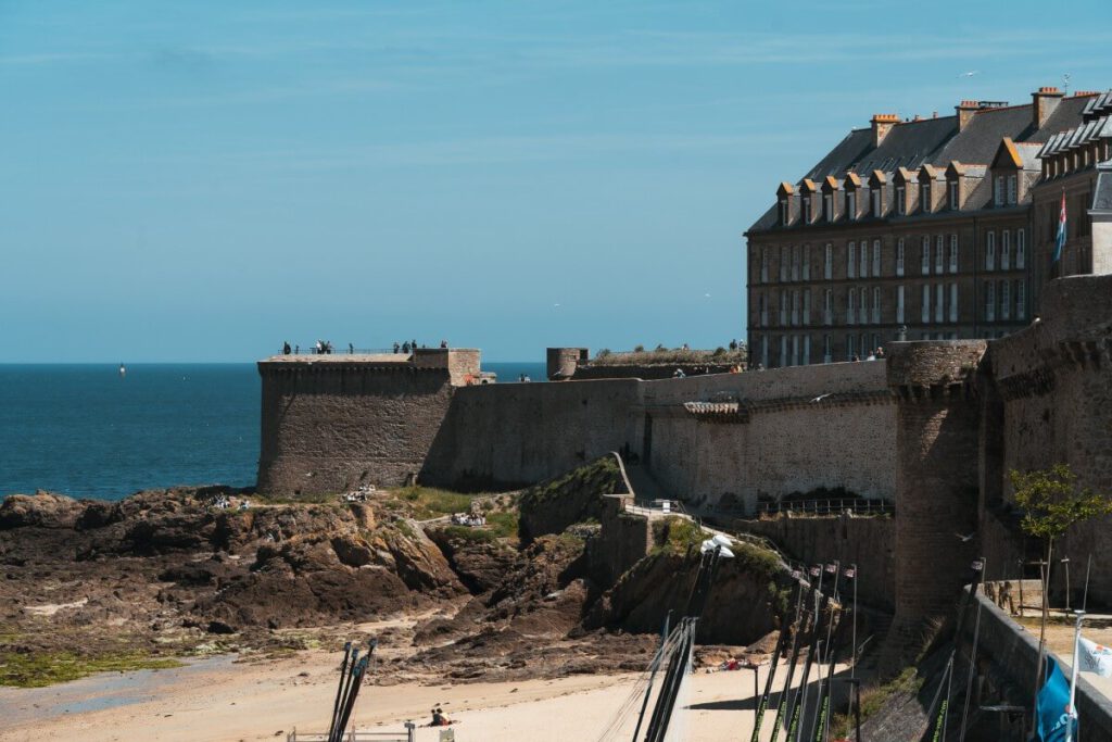 Spaziergang entlang der Stadtmauer in Saint Malo