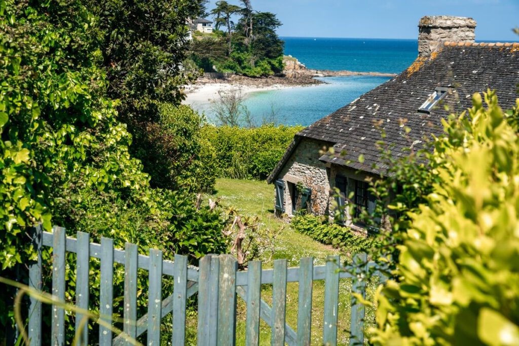 Haus mit Garten am Aber Viele Boote ankern im Aber Benoît.