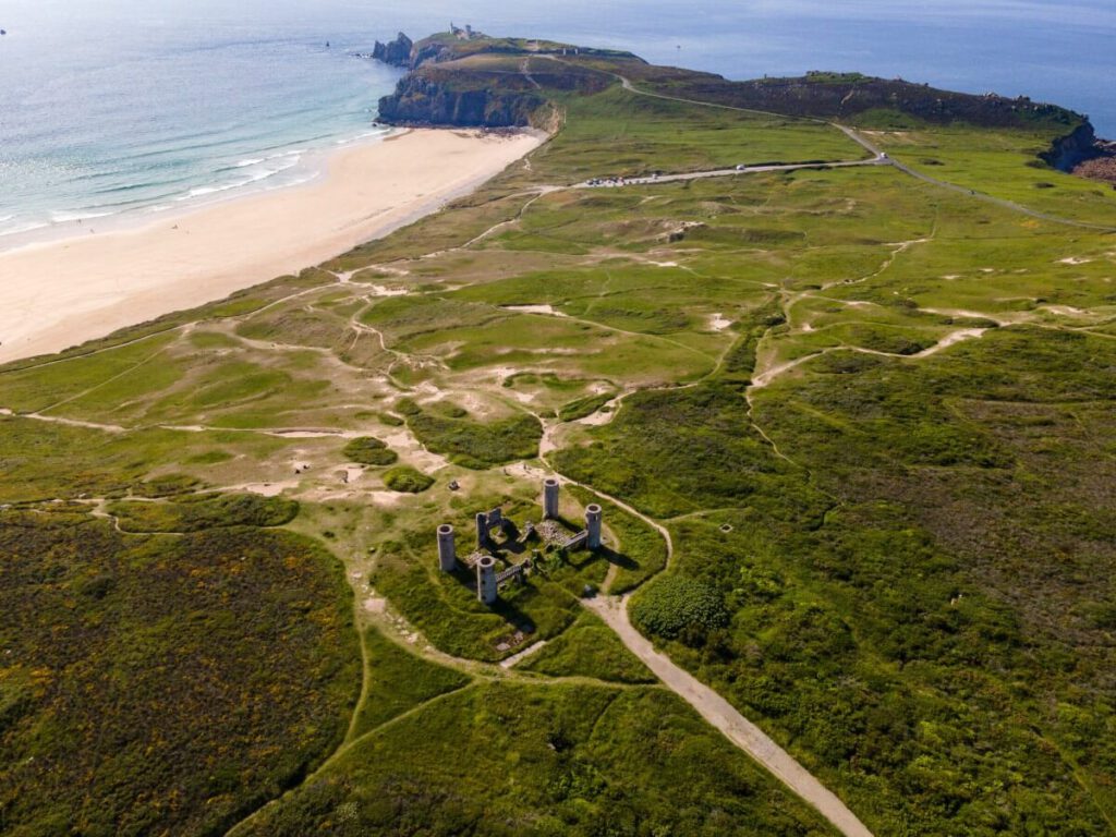Manoir Saint-Pol Roux am Strand