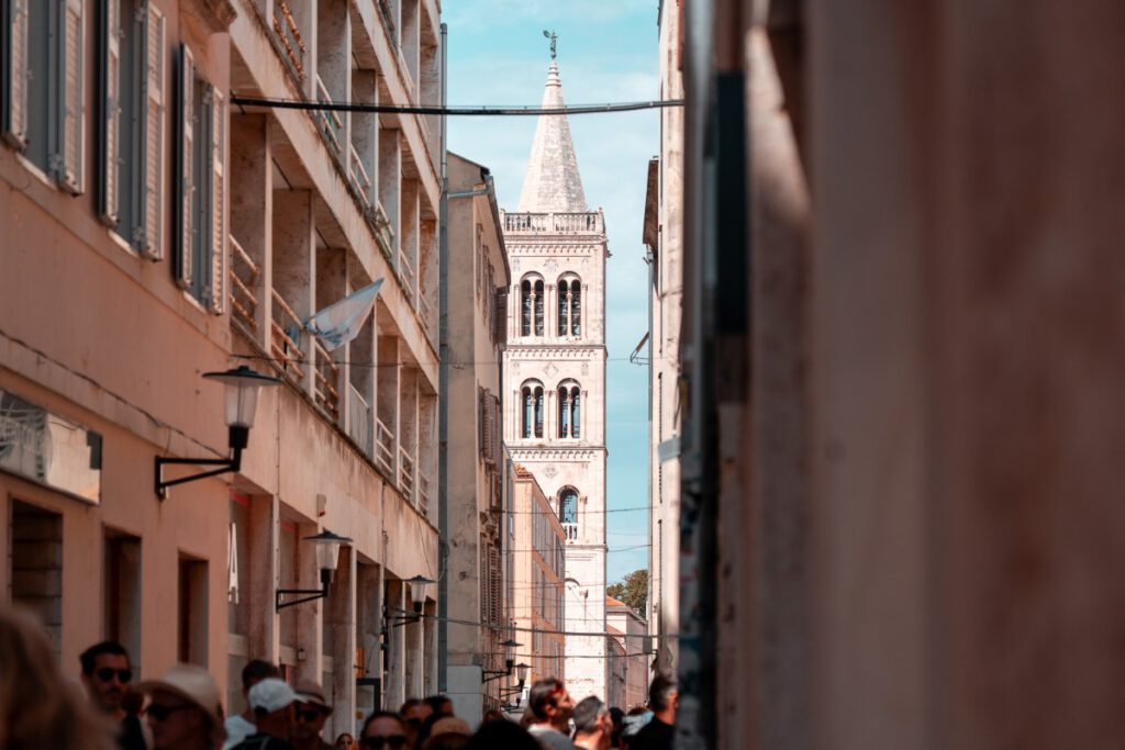Der Glockenturm der Kathedrale von Zadar von einer Gasse aus fotografiert.