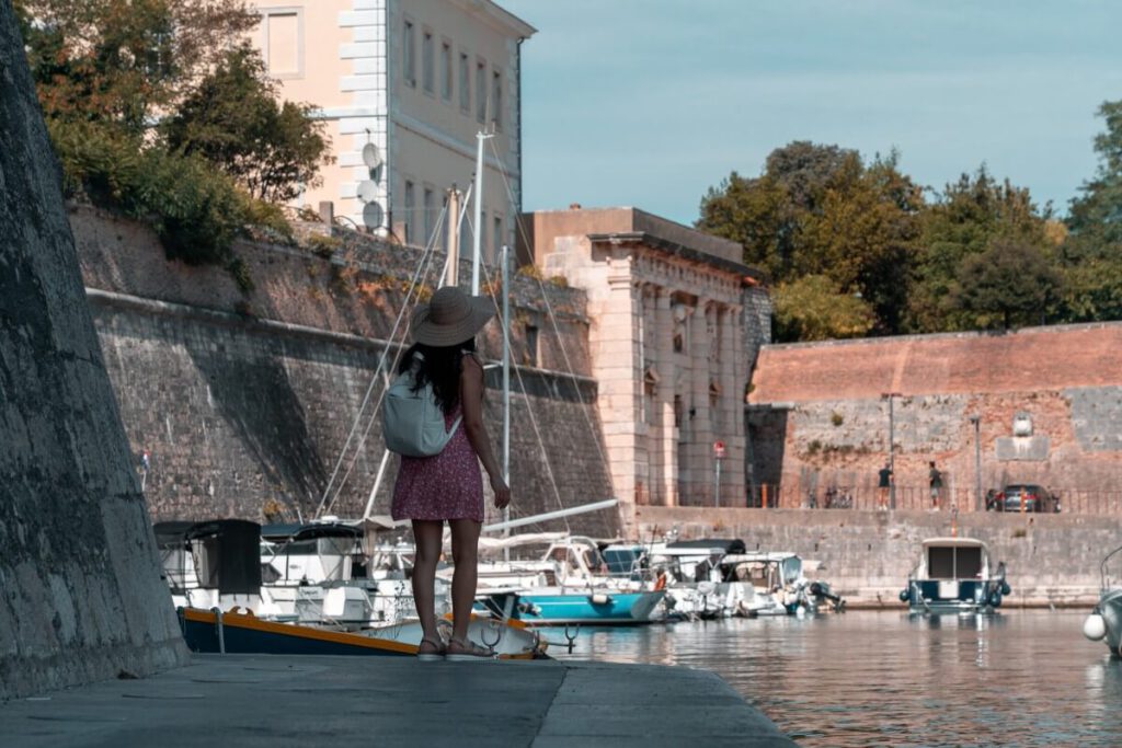 Eine hübsche Touristin blickt auf den Der Foša Kai in Zadar.