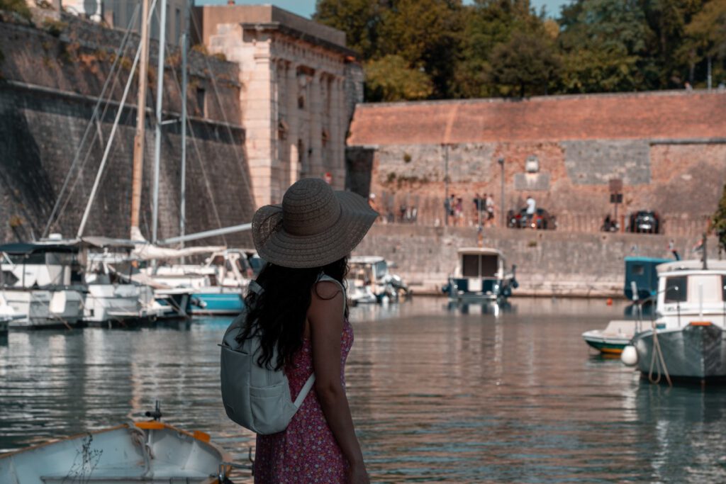 Frau stehtn am Foša Kai in Zadar