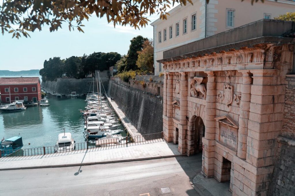 Das Stadttor direkt neben dem Foša Kai.
