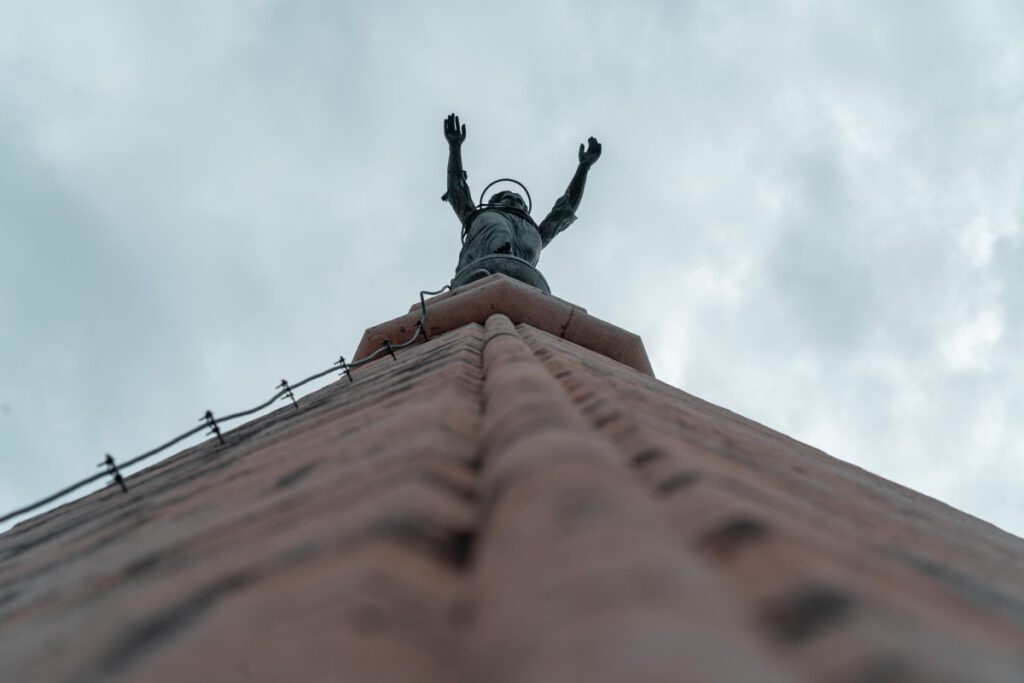 kreiselnden Messingstatue eines Engels auf dem Dach des Glockenturms von Zadar