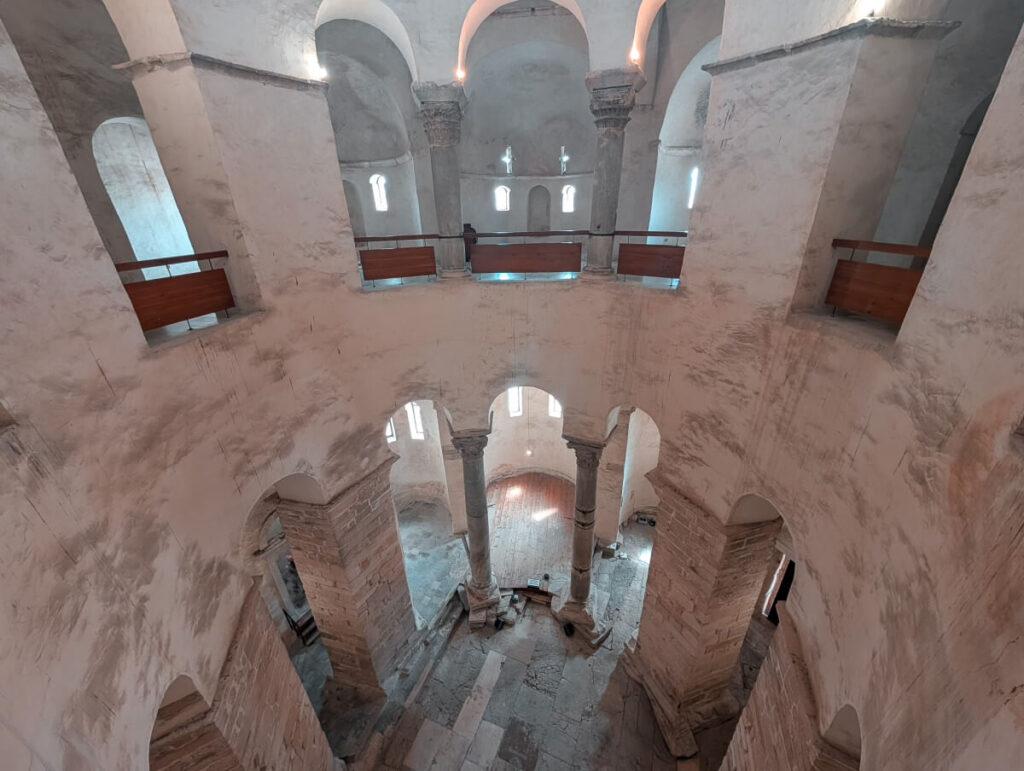 Das Innere der St. Donatus Kirche in Zadar