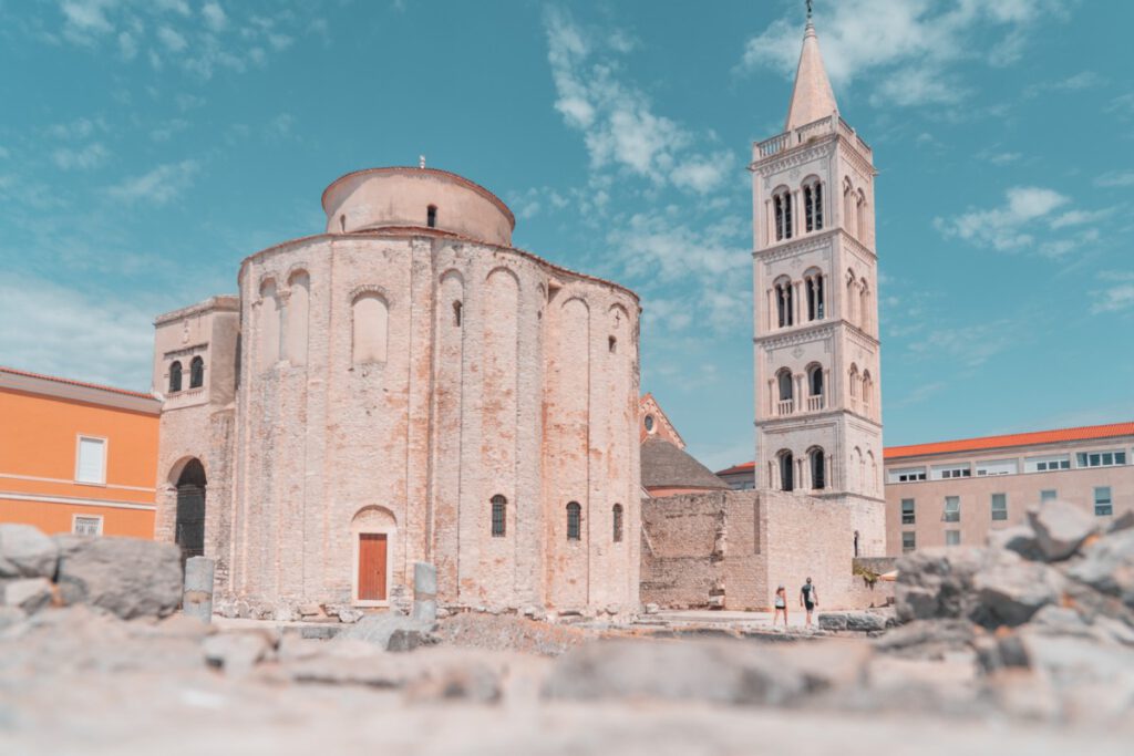 Die Kirche des heiligen Donatus und der Glockenturm der Kathedrale in Zadar