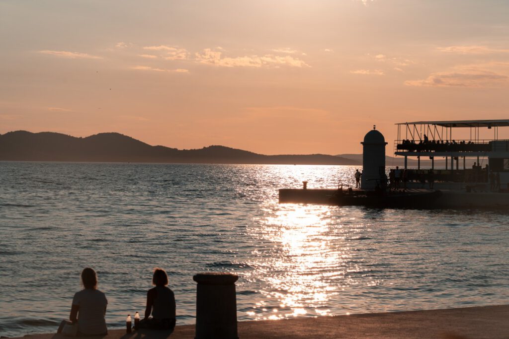 Die Küstenpromenade von Zadar bei Sonnenuntergang