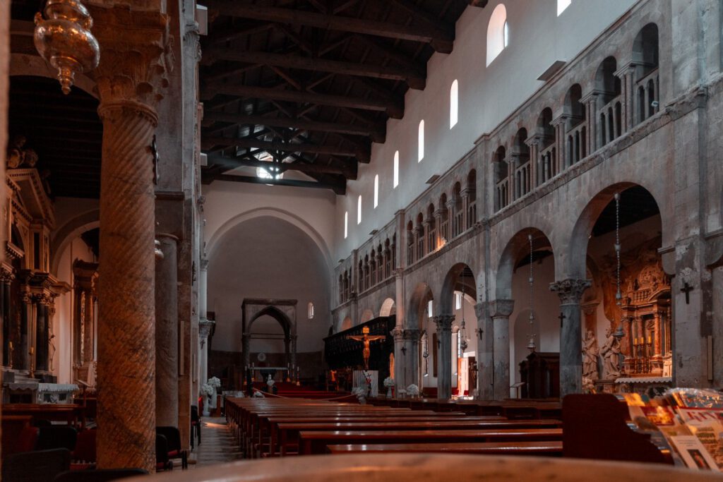 Das Kirchenschiff der Kathedrale.