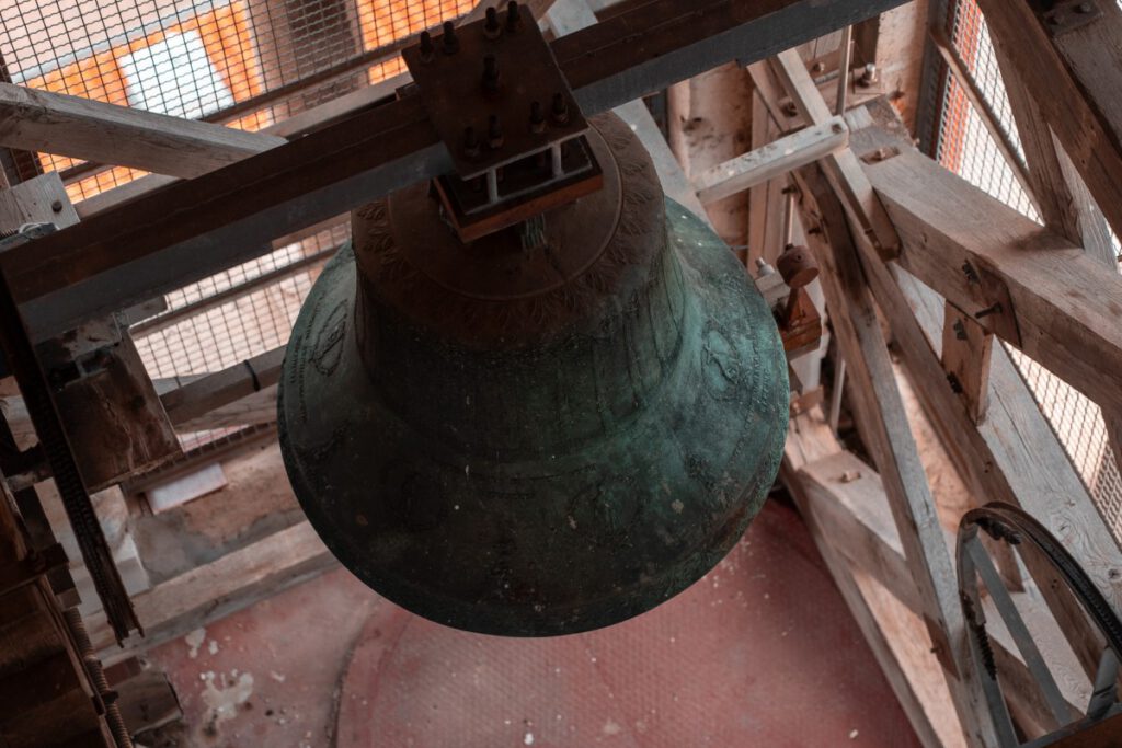 Eine der Glocken im Turm der Kathedrale von Zadar