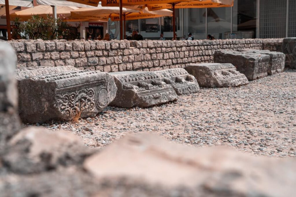 Steine des römischen Forums aus dem 1. Jahrhundert in Zadar.
