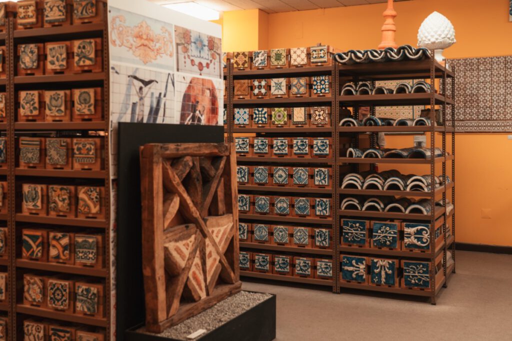 Regale in der Banco de Materiais mit Azulejo-Fliesen