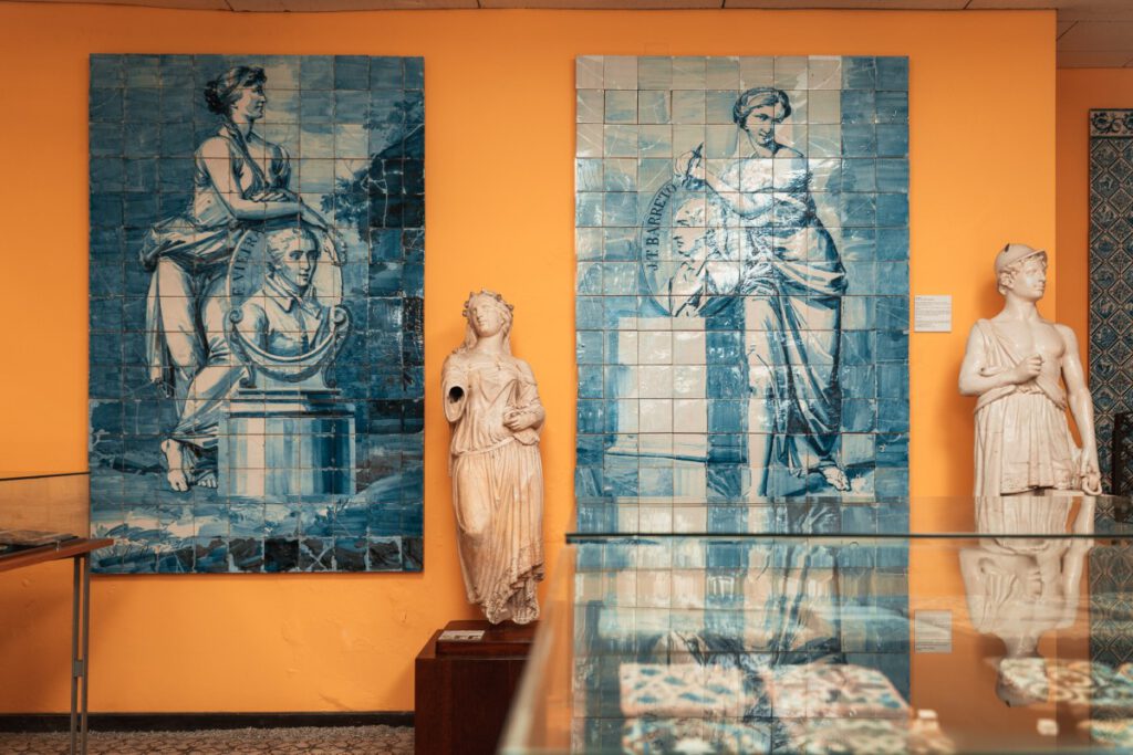 Azulejo und Statuen in der Banco de Materiais