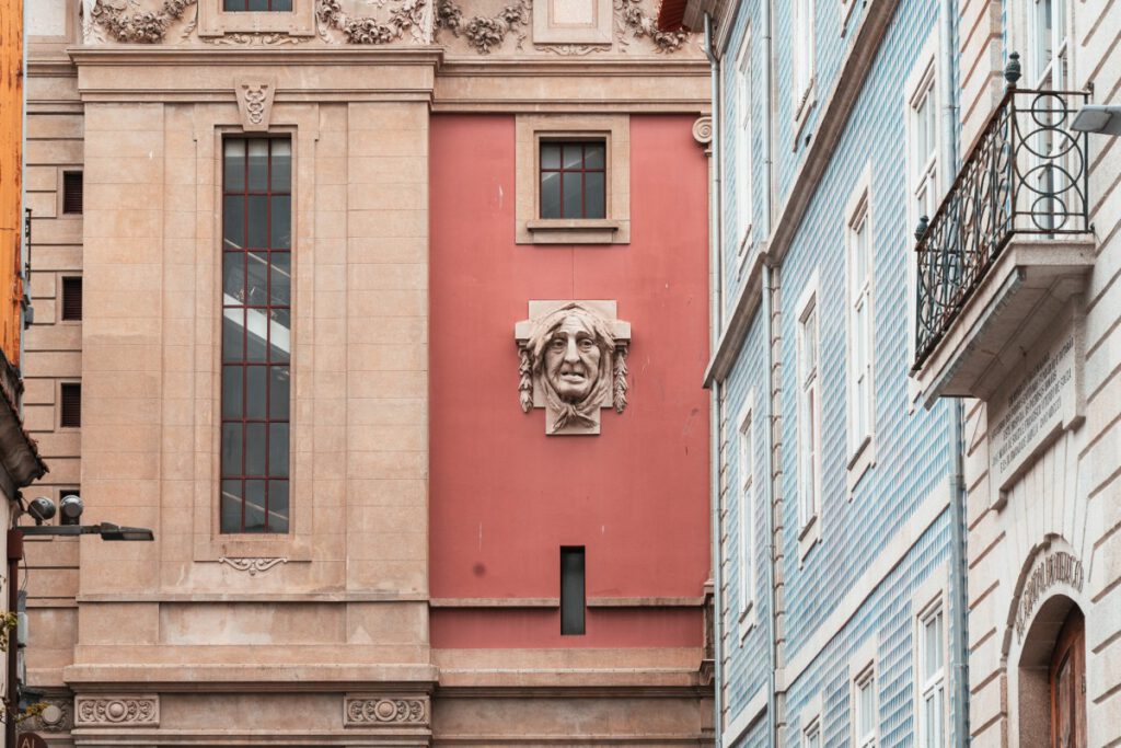 Teatro Nacional Sao Joao Kopf an der Fassade