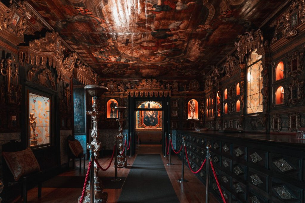 Igreja dos Carmelitas zentraler Raum im Museum.