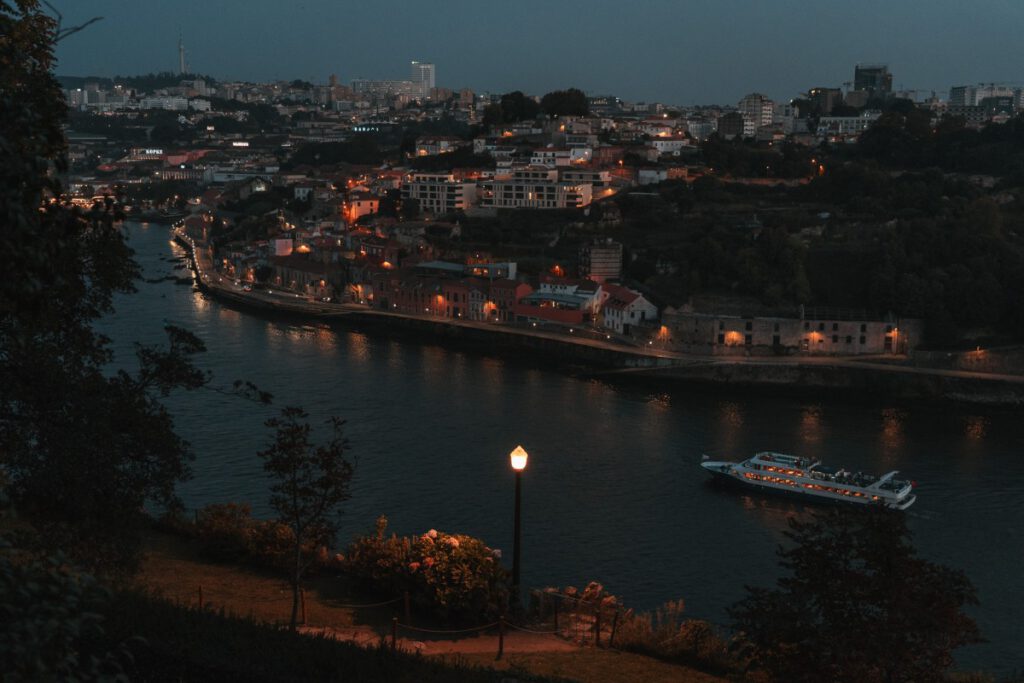 Blick auf den Douro Fluss bei NAcht