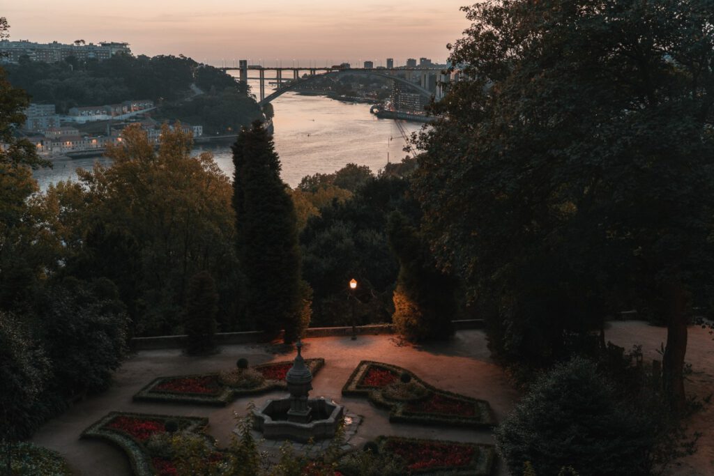 Laterne mit Licht am Jardim de Buxo
