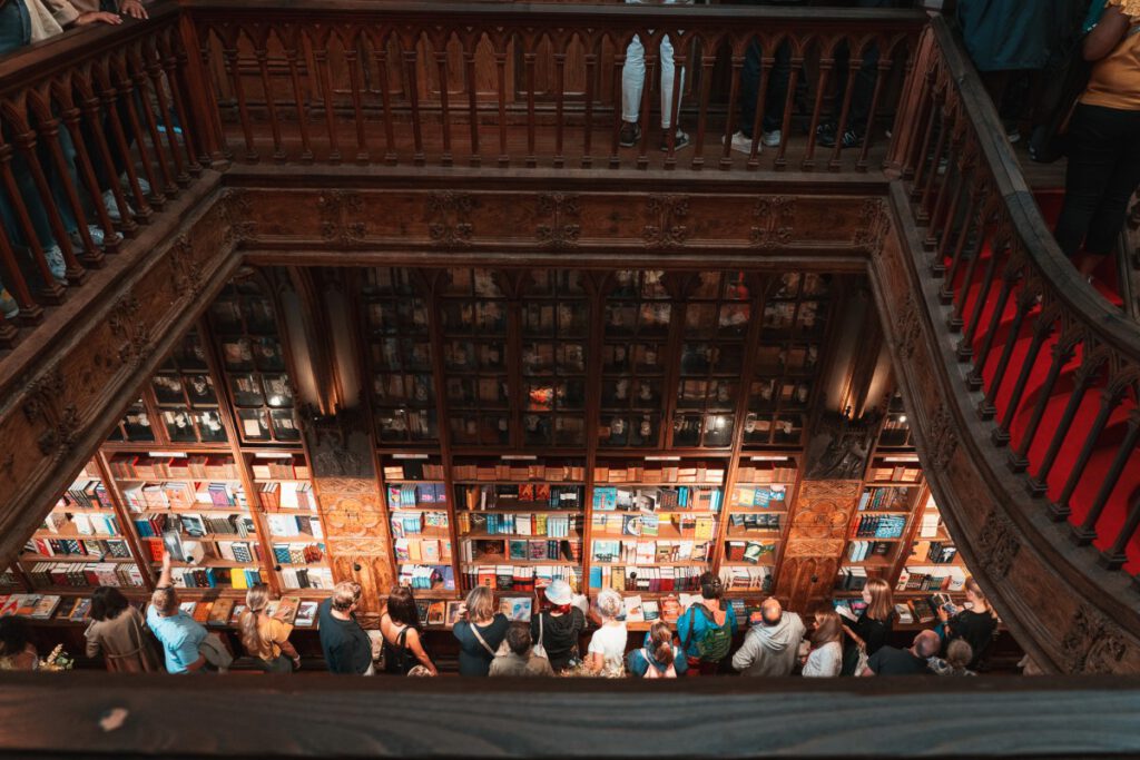 Bücherregale bis zur Decke in der Bücherei Lello