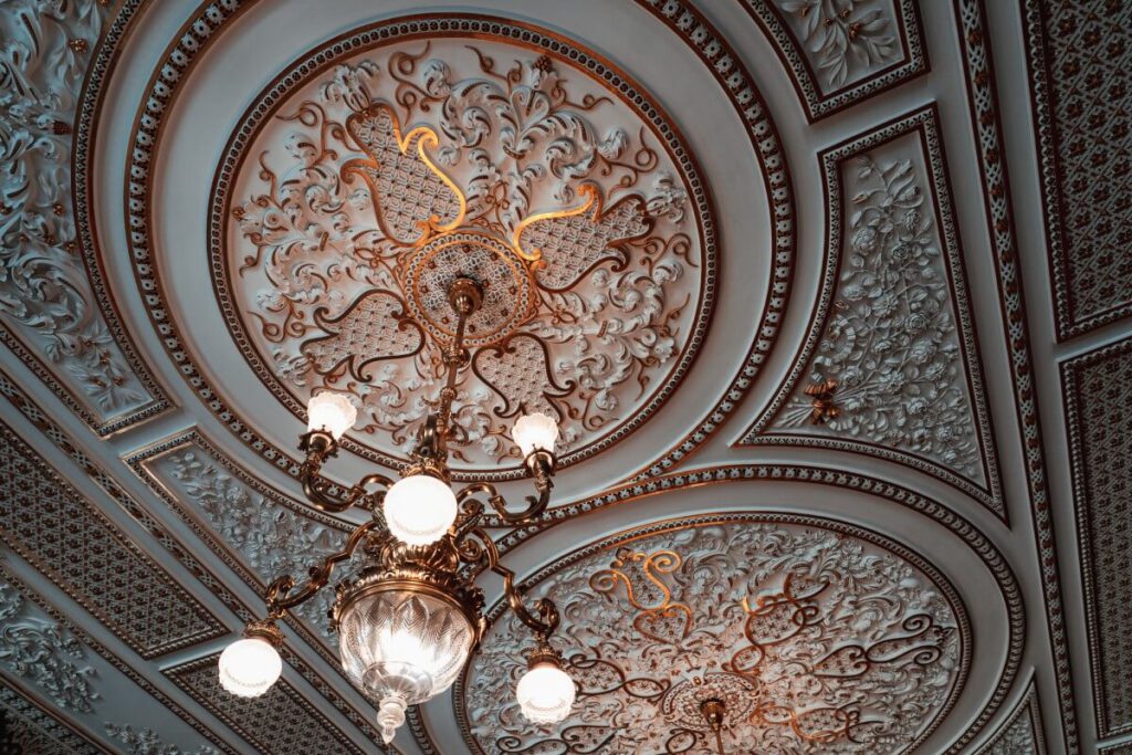 vergoldete Deckenelemente im Goldenen Saal des Palácio da Bolsa
