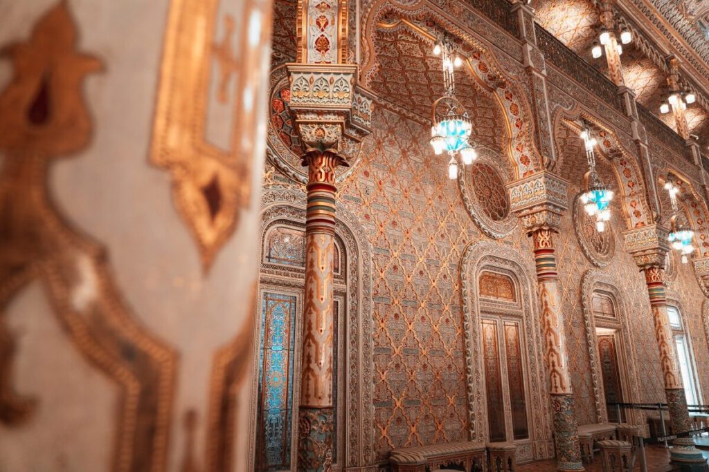 Aufwendige Wand- und Deckenverzierungen im Stil der Alhambra im Palácio da Bolsa