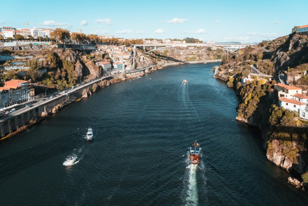 Boote fahren entlang des Douro in Porto