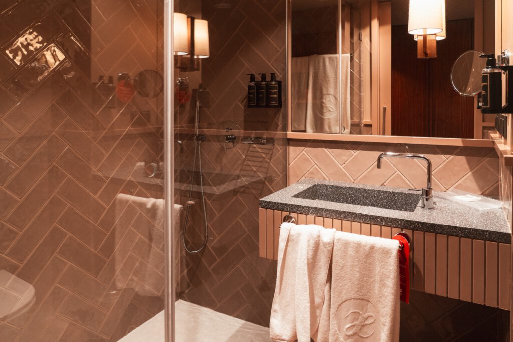 Bad im Hotelzimmer im Exe Essenzia Porto