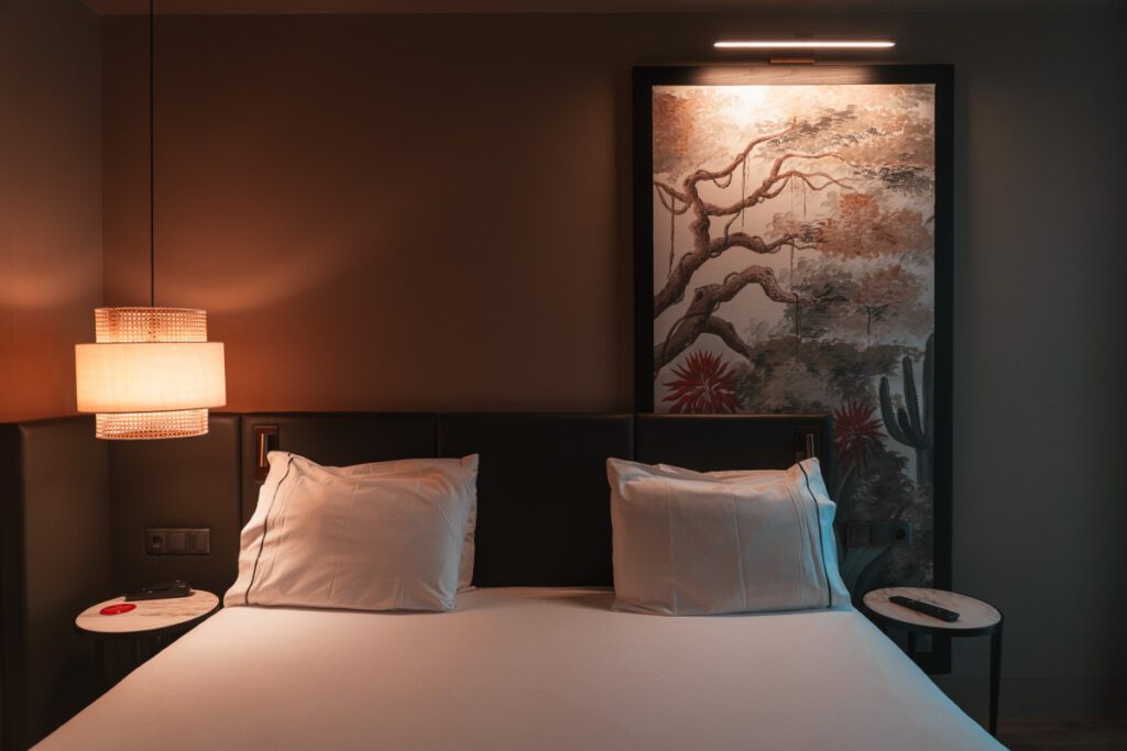 Doppelbett im Hotelzimmer in Porto