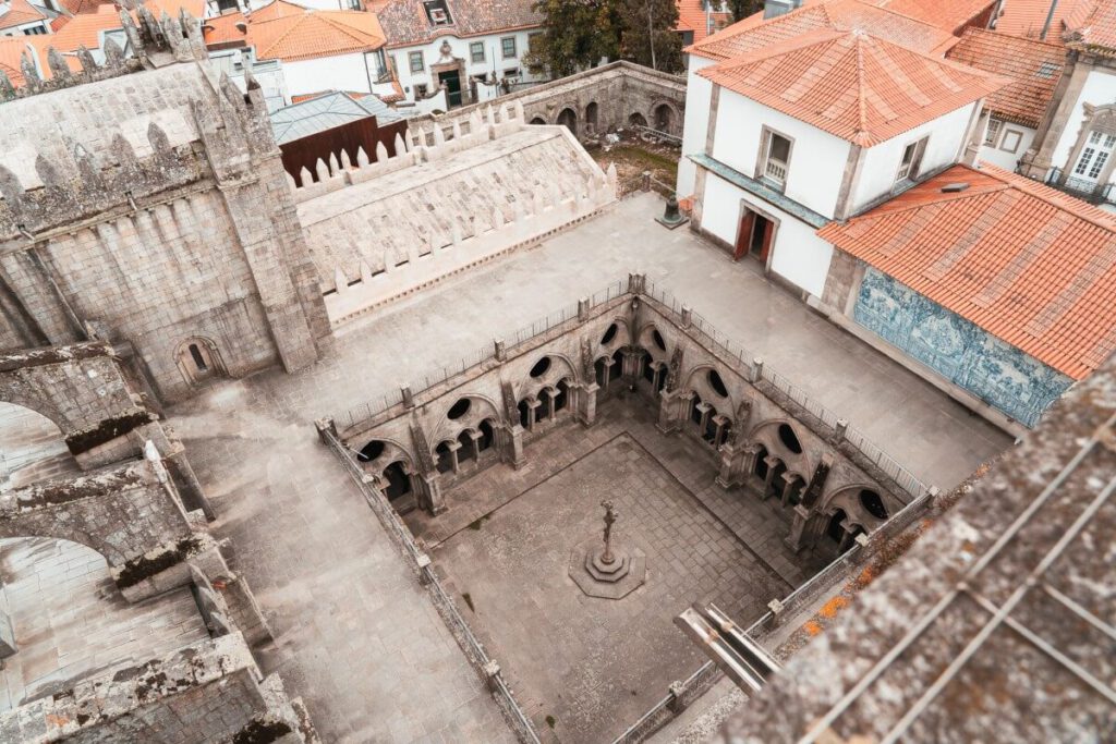 Innenhof der Kathedrale von Porto von oben.