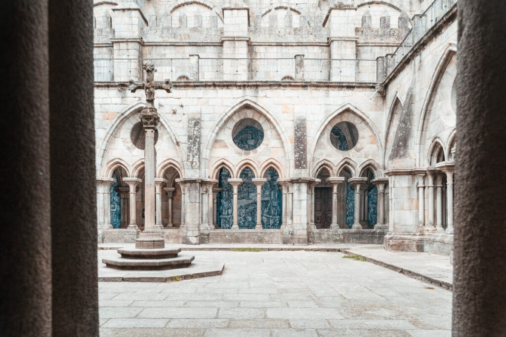 Innenhof der Kathedrale von Porto