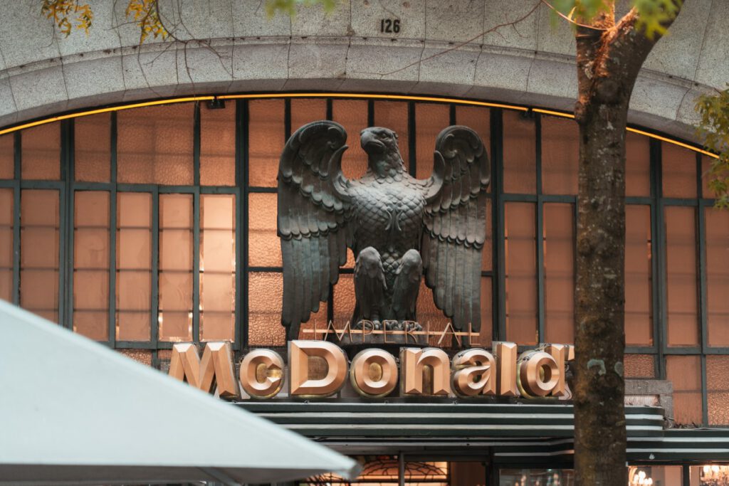 Adler am Eingang des McDonalds in Porto