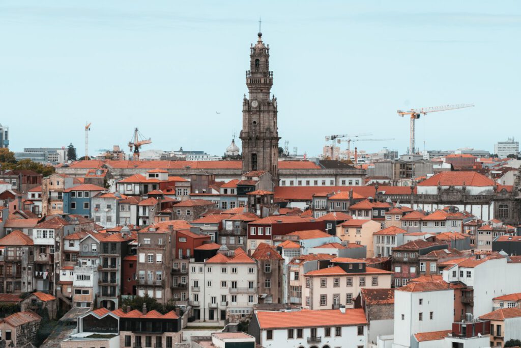 Torre dos Clérigos über den Dächern Portos.