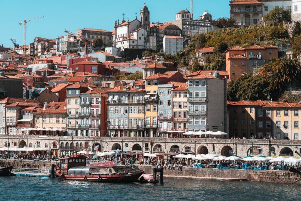 Die Ribeira am Ufer des Douro in Porto