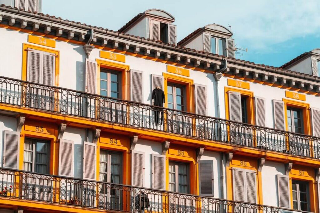 Nummern an den Häusern am Plaza de la Constitucion