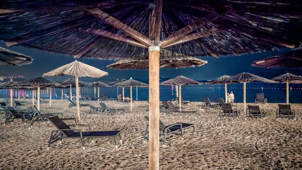 Strand mit Sonnenschirmen des Amadriapark bei Nacht