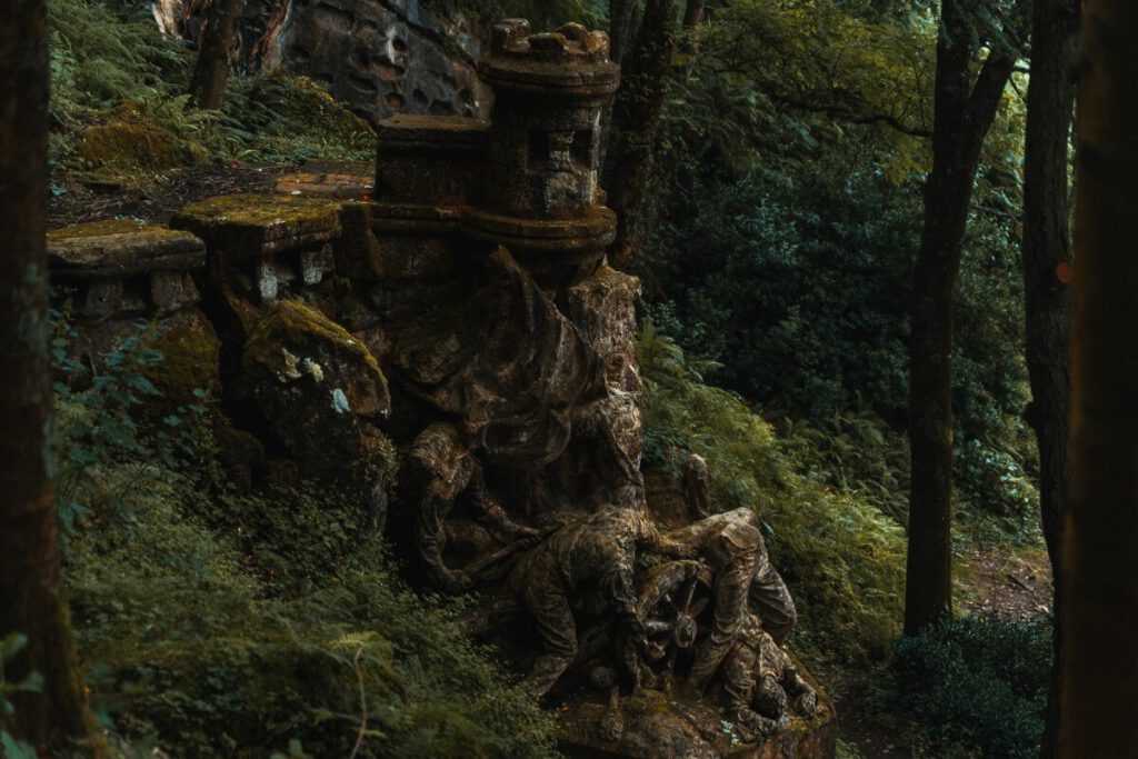 Von Moos überwachsenes Grabdenkmal am Monte Urgull in San Sebastian
