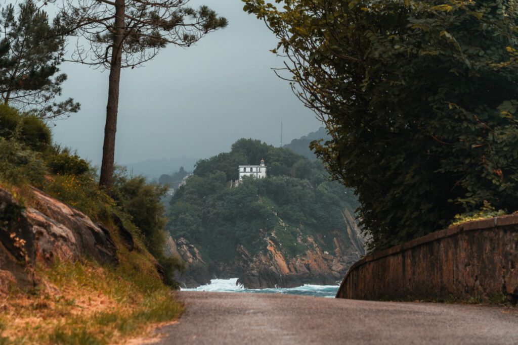 istorischer Leuchtturm steht auf der Insel Santa Clara