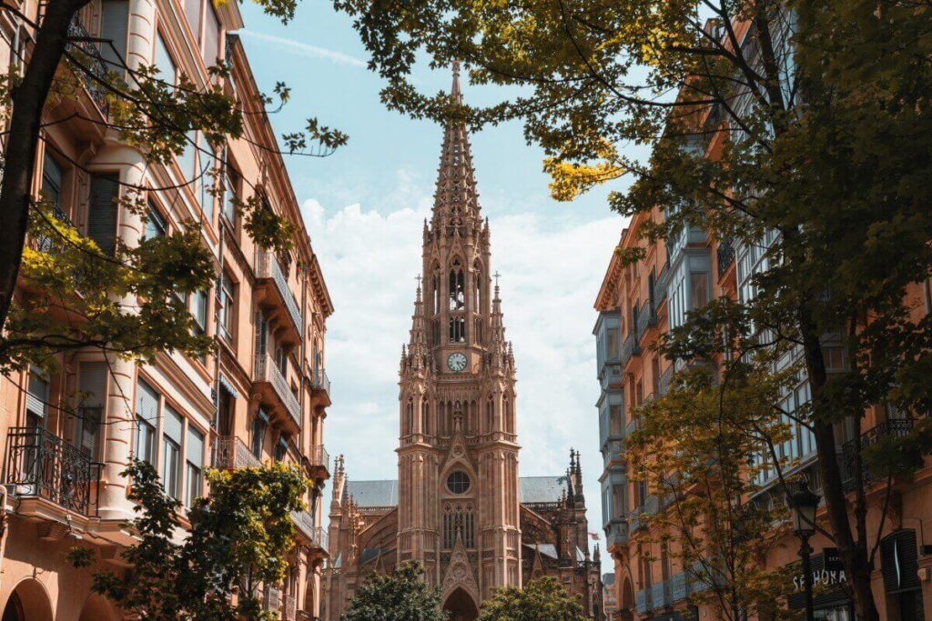 Turm der Kathedrale Buen Pastor in San Sebastian