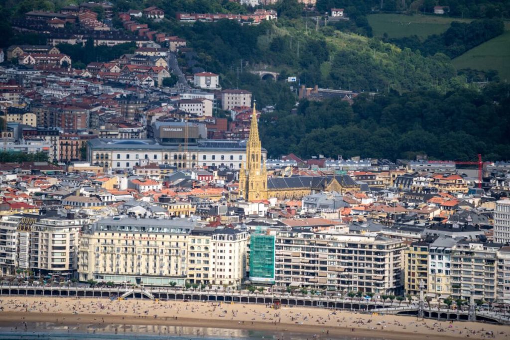 Die Kathedrale über den Dächern von San Sebastián