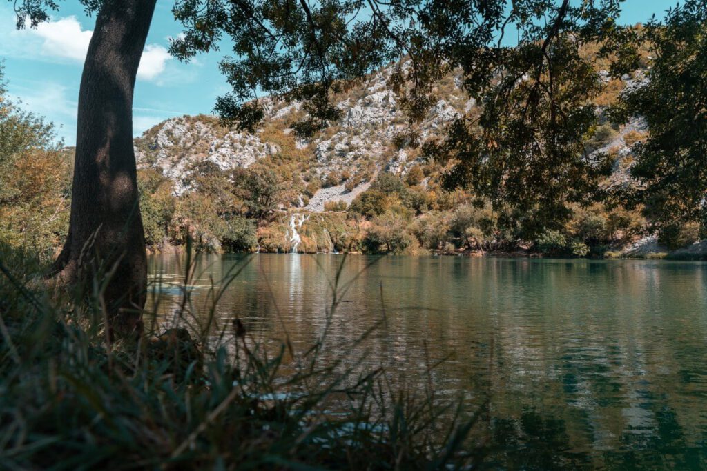 Kudin Most See mit Wasserfall