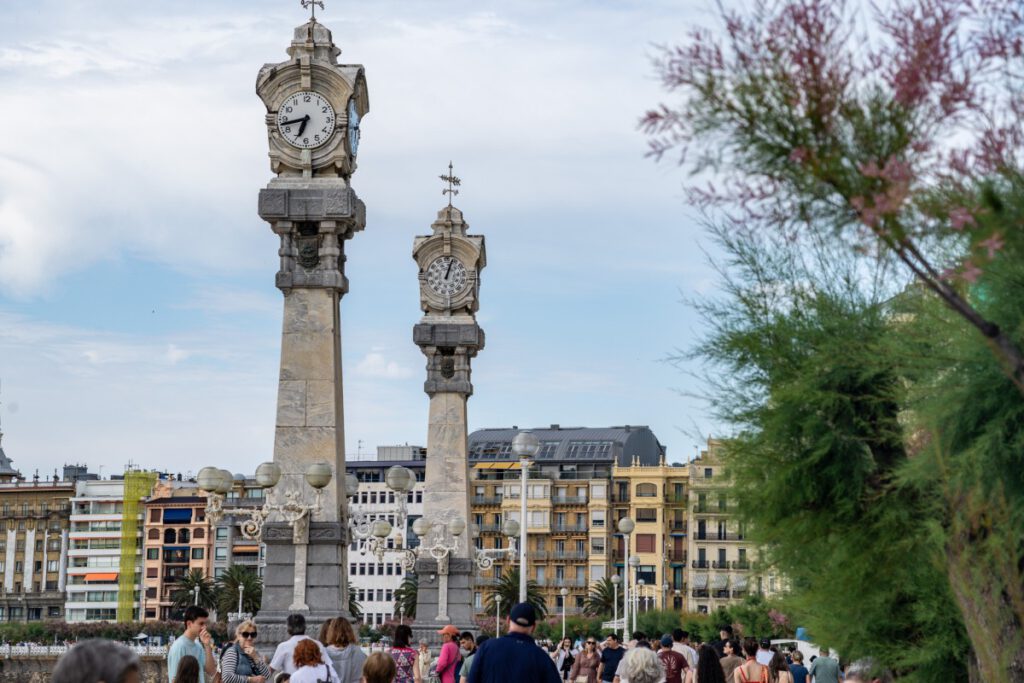 Die Uhren "Los relojes" entlang der Promenade von San Sebastian.