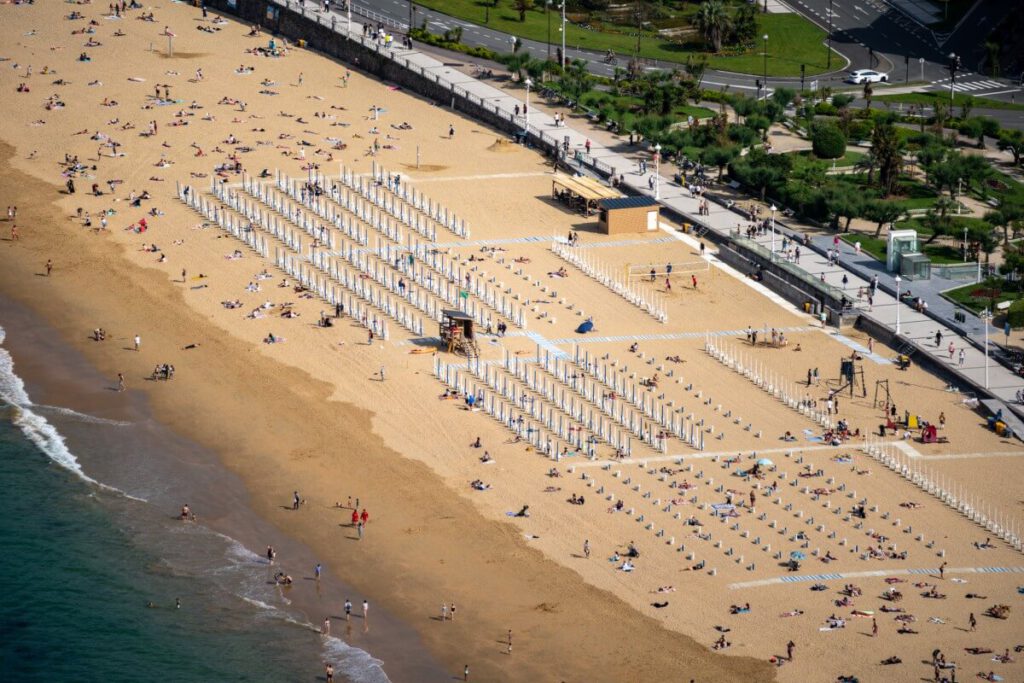 Der Strand Ondarreta in San Sebastian.