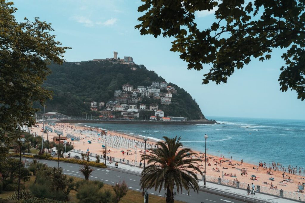 Monte Iguelde über dem Strand
