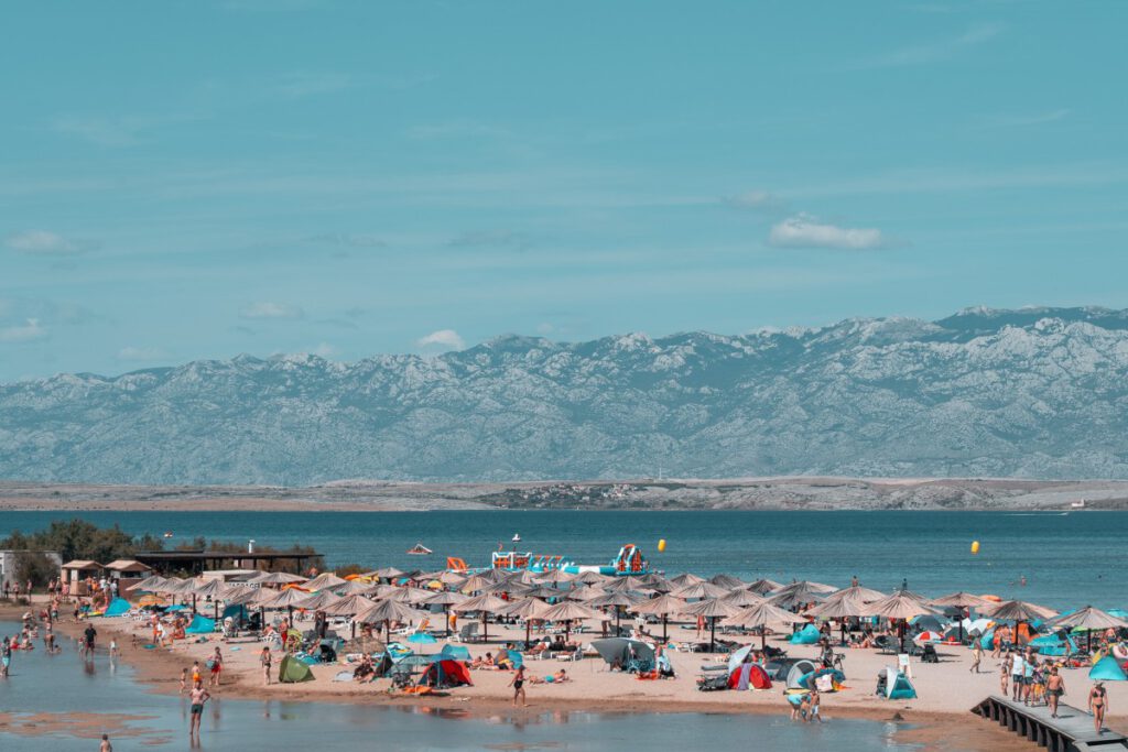 Strand Lagune von Nin mit dem Velebit-Gebirge