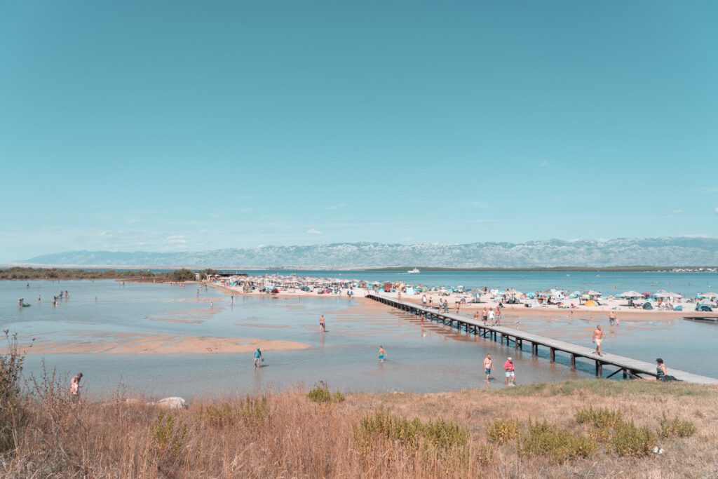 Steg auf die Lagune vom Queens Beach in Nin